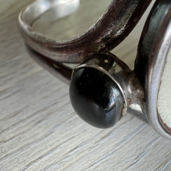 Sold! Vintage Artisan Silver-Tone Cuff Bracelet Turquoise Black Obsidian Bone - Picture 9 of 15